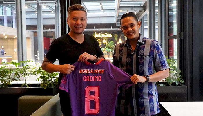 Persik Kediri Gaet Gading Marten, Dapat 'Jersey Nomor 8' dari Presiden Klub